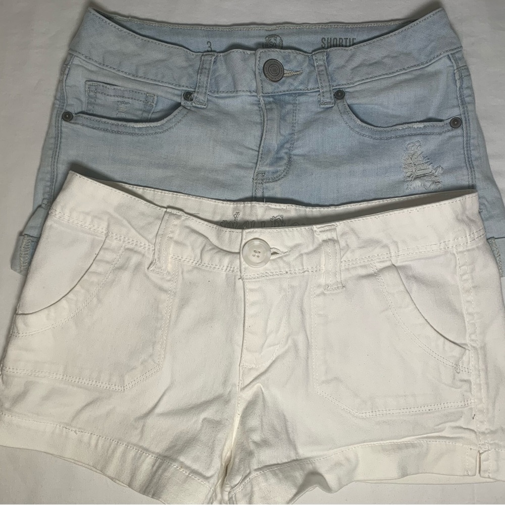 JUNIORS -size 3. Wallflower & So shortie shorts. Denim is stretch knit